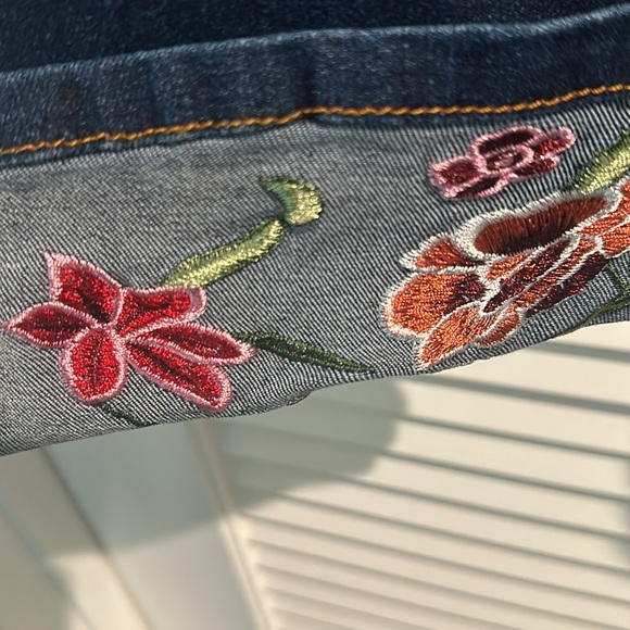 NWT Sandpiper Mid Rise Jegging Super Soft Stretchy Embroidered Capri. - Picture 4 of 8